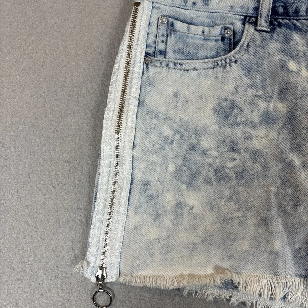 Forever 21‎ Premium Acid Wash Raw Hem Denim Shorts Zips up on sides – Size 29